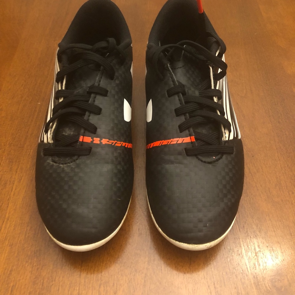 Boys Size 1 Under Armour Soccer Cleats